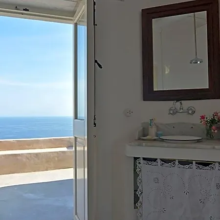 Casa 3 Archi Alicudi